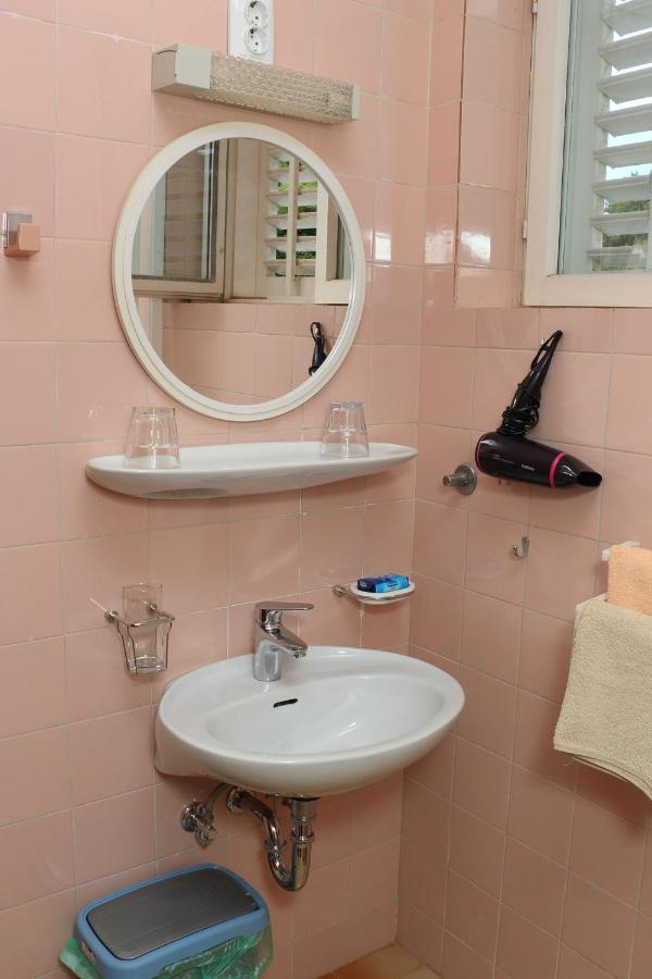 Apartment For One Person Kukljica Kültér fotó